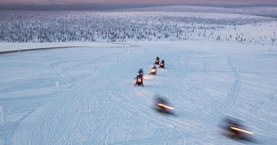 Moottorikelkat jäällä. (Kuva: Shutterstock)