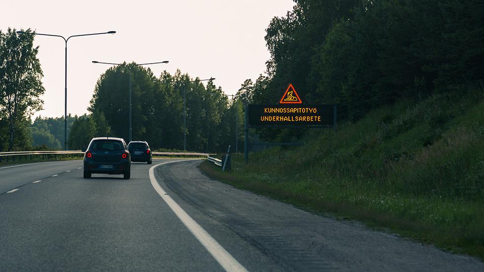 Tie, auto, varoitusmerkki (Kuva: Rodeo / Juha Tuomi)