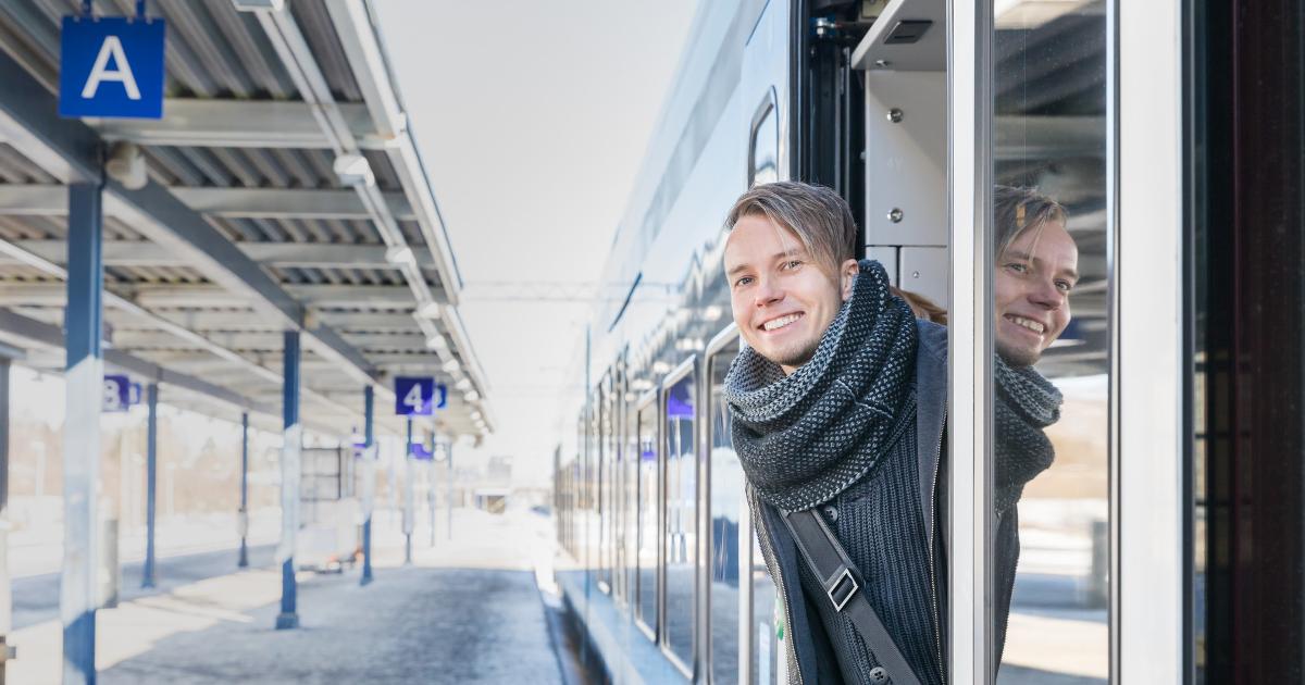 Mannen ser ut ur tåget, tåget står på stationen (Bild: Juha Tuomi, Rodeo)