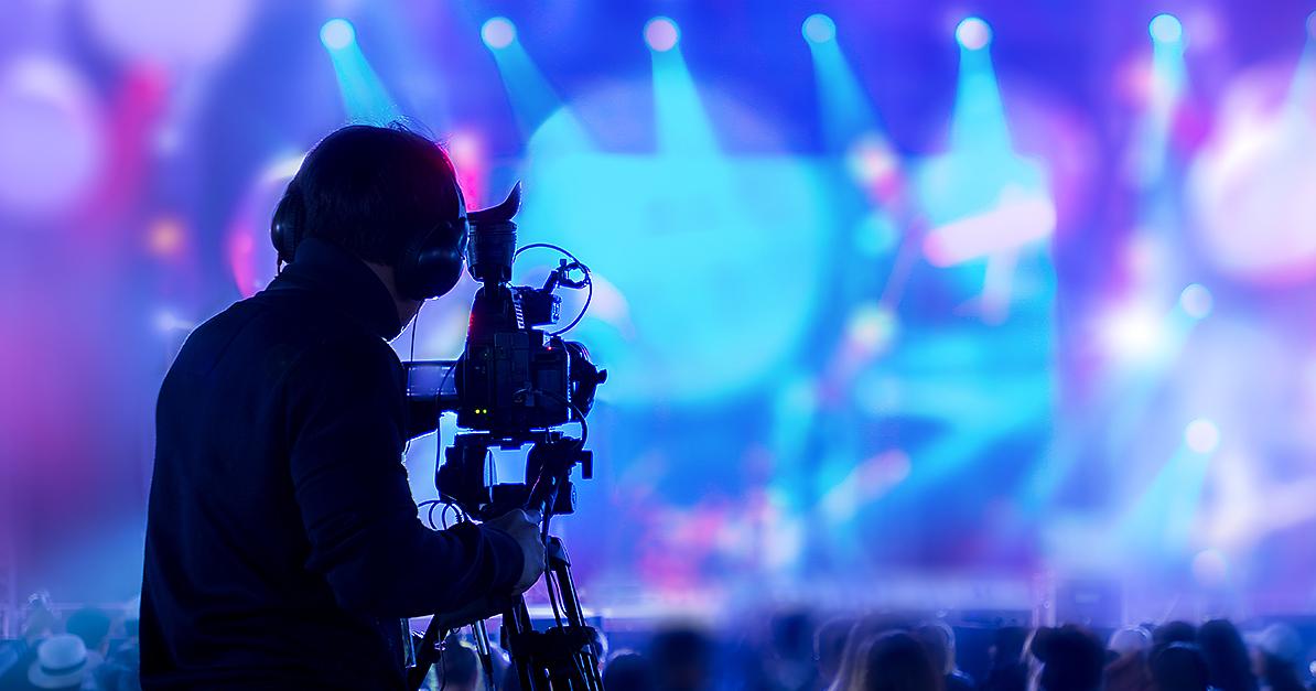 Man tar video i konsert (Bild: Shutterstock)