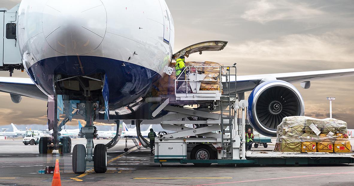 Last laddas på flygplanet (Bild: Shutterstock)