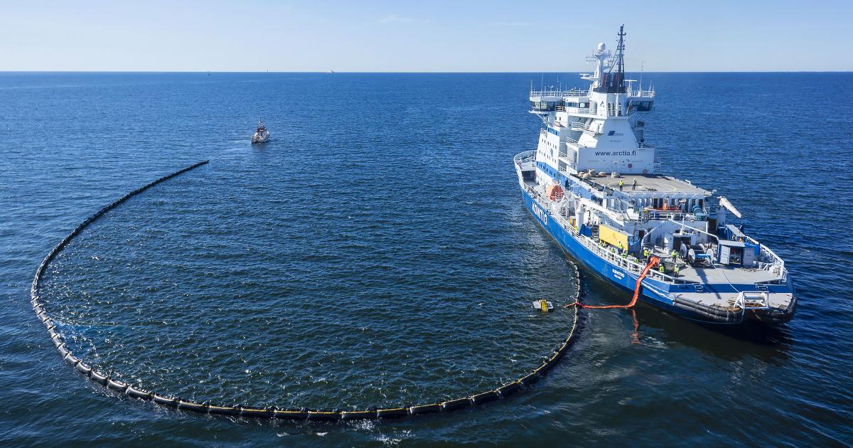 Oil spill rehearsal at sea (Photo: Arctia Ltd., Mika Huisman)