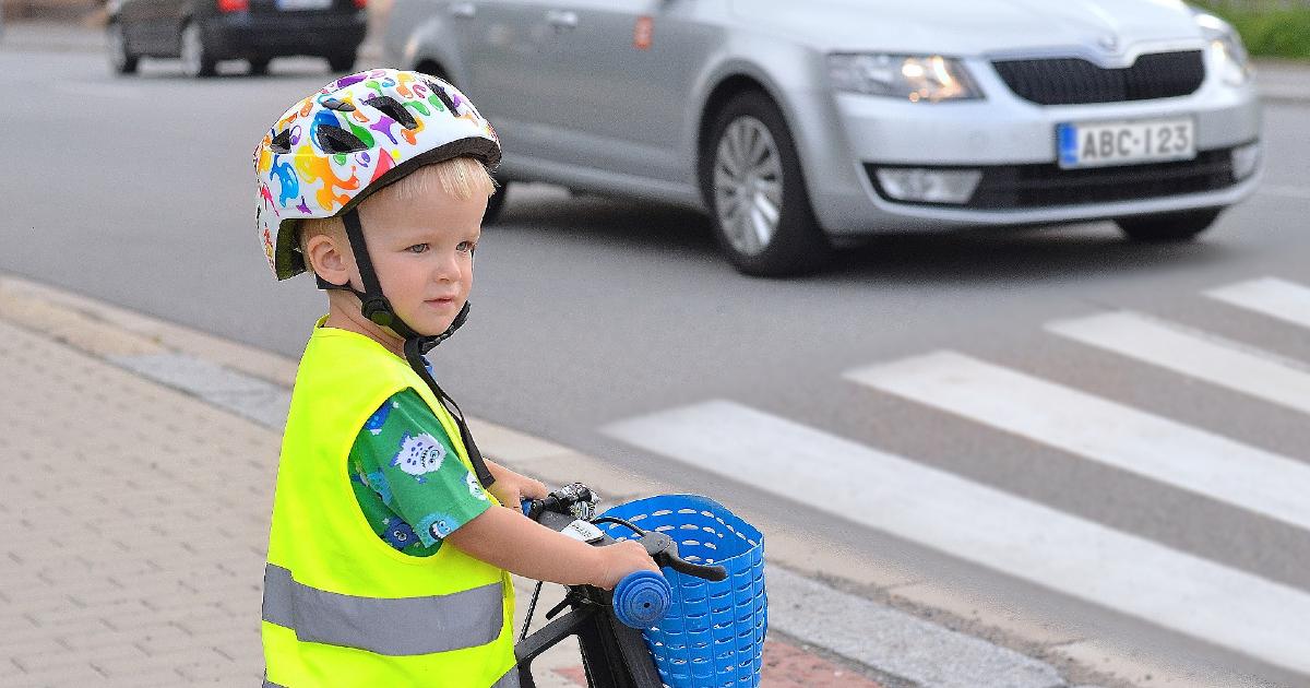 Pikkupoika pyörällä tien reunassa (Kuva: LVM/Shutterstock)