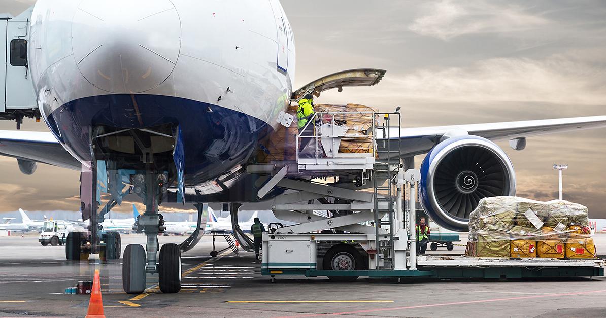 Rahtia lastataan lentokoneeseen (Kuva: Shutterstock)