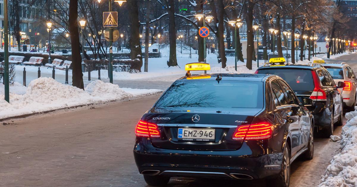 Taksi talvisella kadulla (Kuva:Shutterstock)