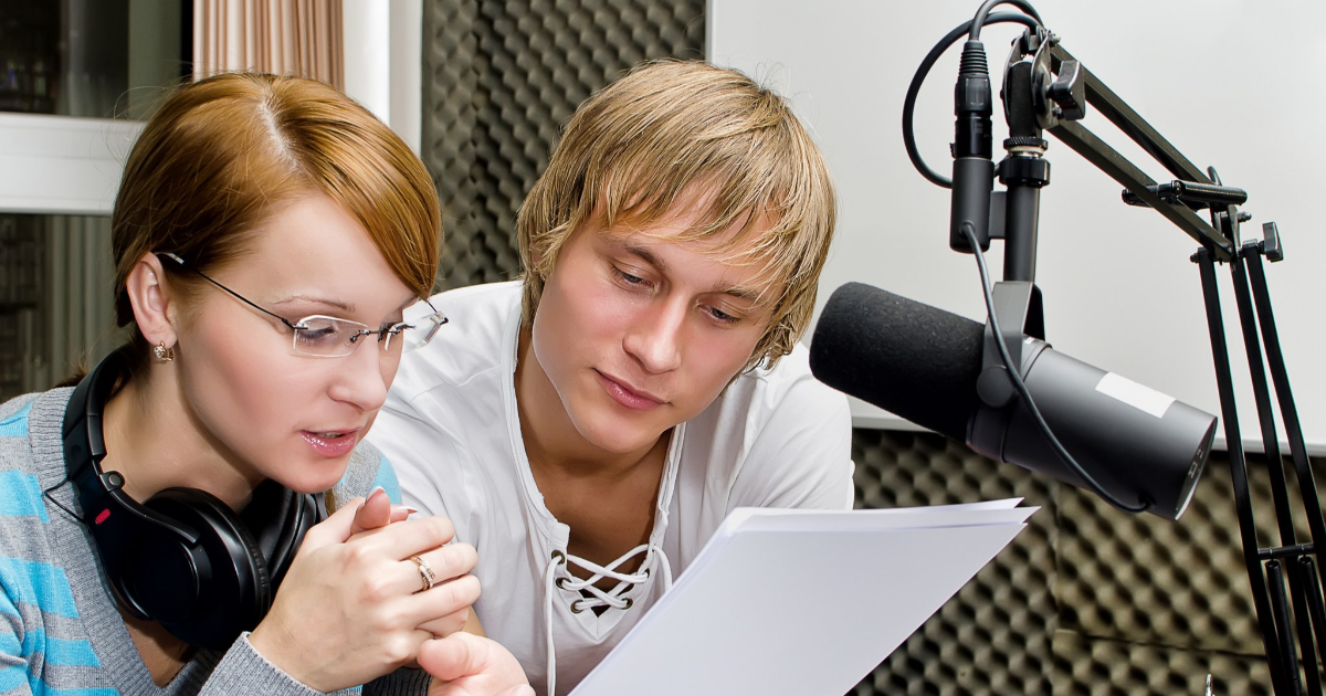 Radiotoimittajat juontamassa lähetystä, kuvistuskuva (Kuva: Shutterstock)
