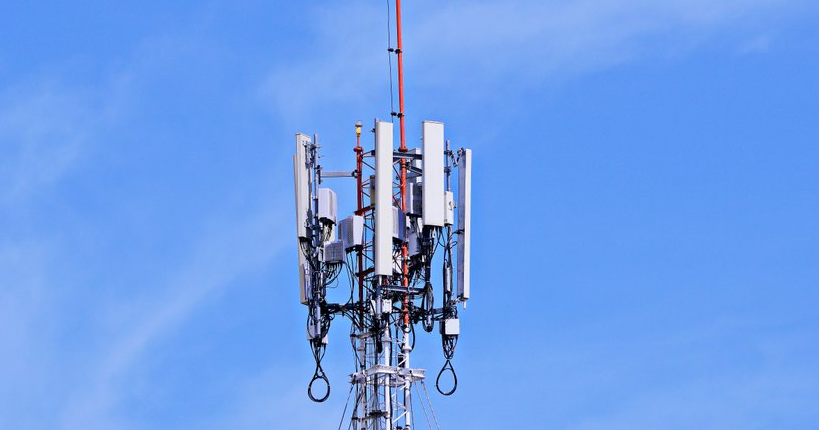 5G-antenni sinistä taivasta vasten. Kuvituskuva. (Kuva: Shutterstock)