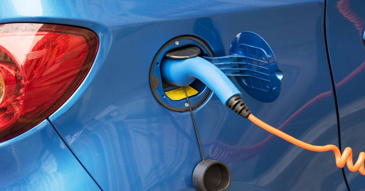 Sähköauto latauksessa. (Kuva: Shutterstock)