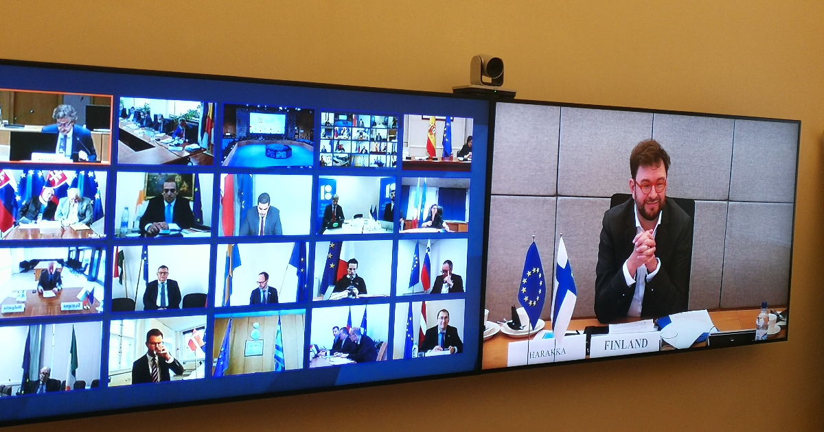 Kommunikationsminister Timo Harakka vid videokonferens med EU:s transportministrar (Bild: KM)