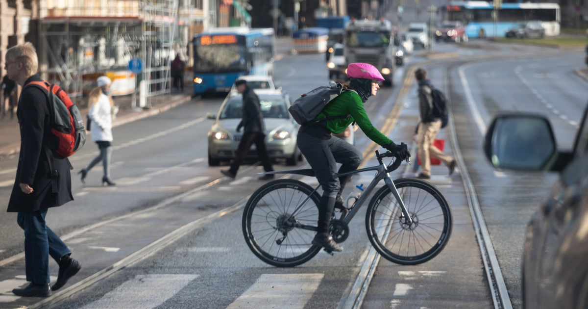 Pyöräilijä ylittää tietä Helsingissä. (Kuva: Juha Tuomi / Rodeo)