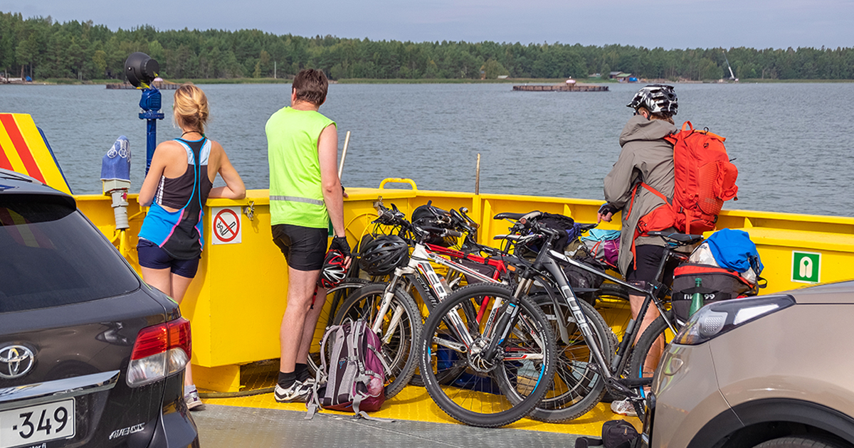 Pyöräilijät lautalla Ahvenanmaalla. (Kuva: Vovantarakan / Shutterstock)