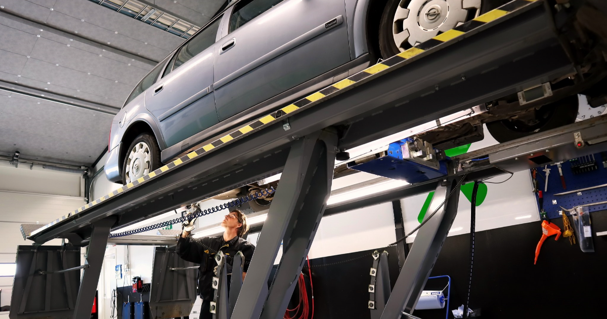 Car inspection (Photo: Sutterstock)