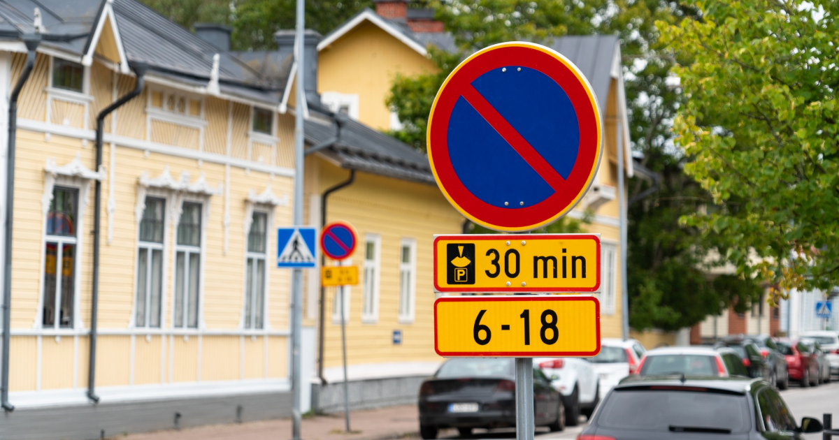 Liikennemerkki kadulla, pysäköinti (Kuva: Shutterstock)