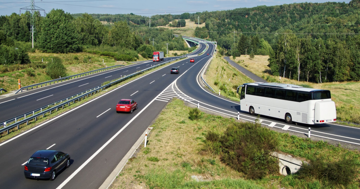 Bussi ja autoja tiellä (Kuva: Shutterstock)