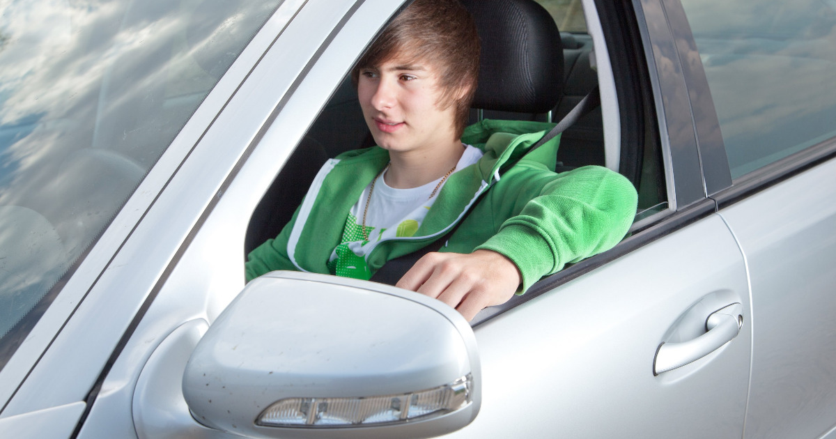 Nuori mies ajaa autoa (Kuva: Shutterstock)