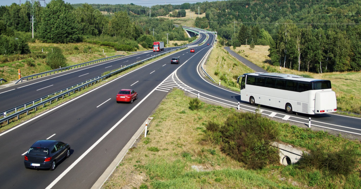Bilar och en bus på vägen (Foto: Shutterstock)