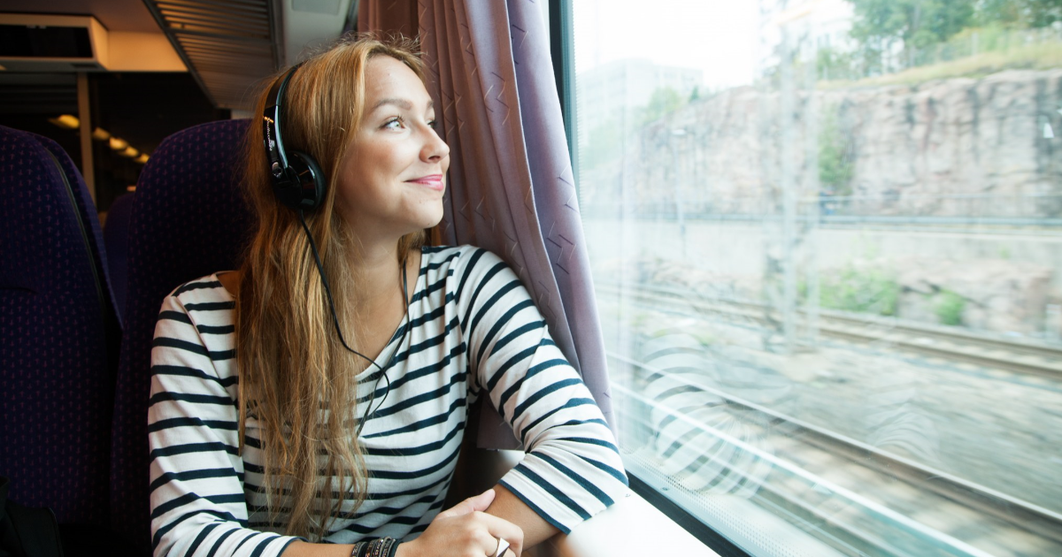 Naismatkustaja istuu junassa ikkunan ääressä (KUva Juha Tuomi, Rodeo)