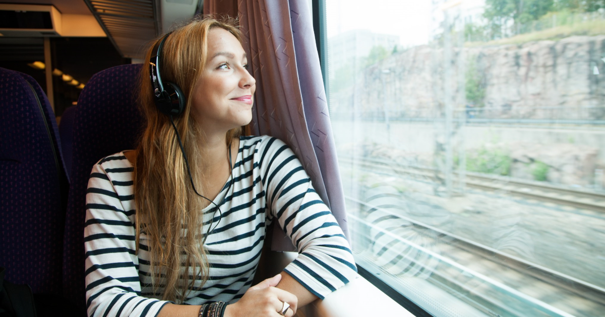 Kvinnlig passagerare på ett tåg som sitter vid fönstret (Bild: Juha Tuomi, Rodeo)