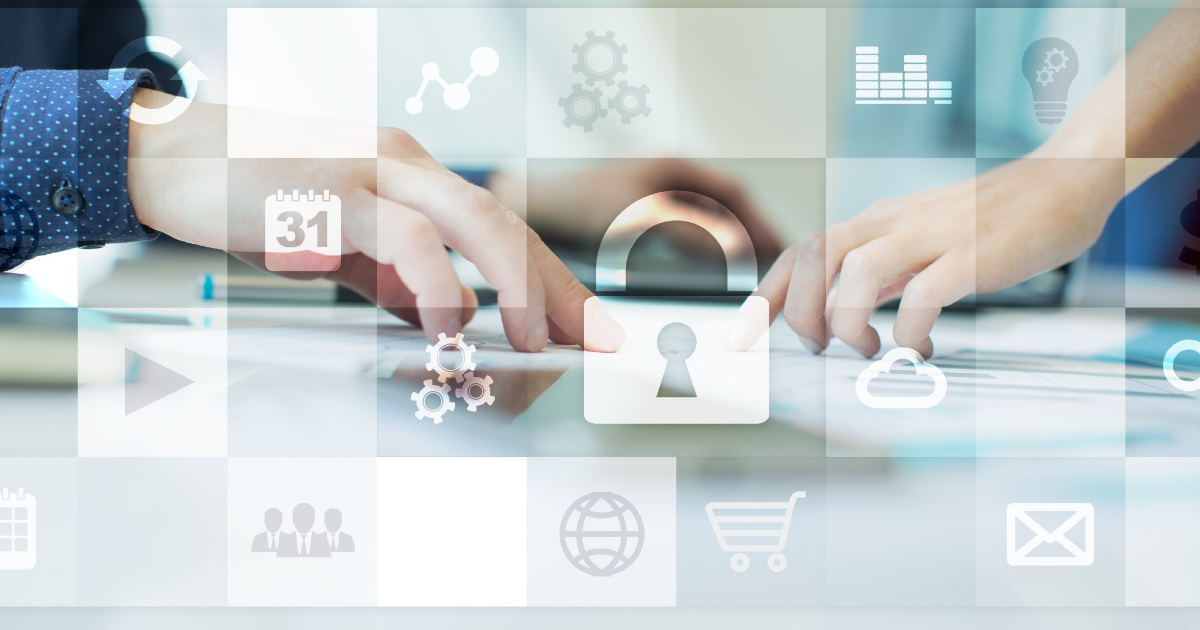 Datasäkerhet, digitalisering, händer och digitala ikoner (Bild: Shutterstock)