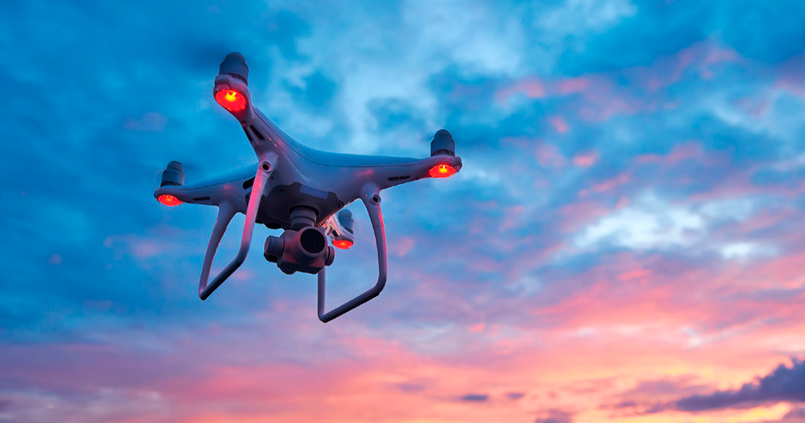 Drone yötaivaalla. (Kuva: Shutterstock)