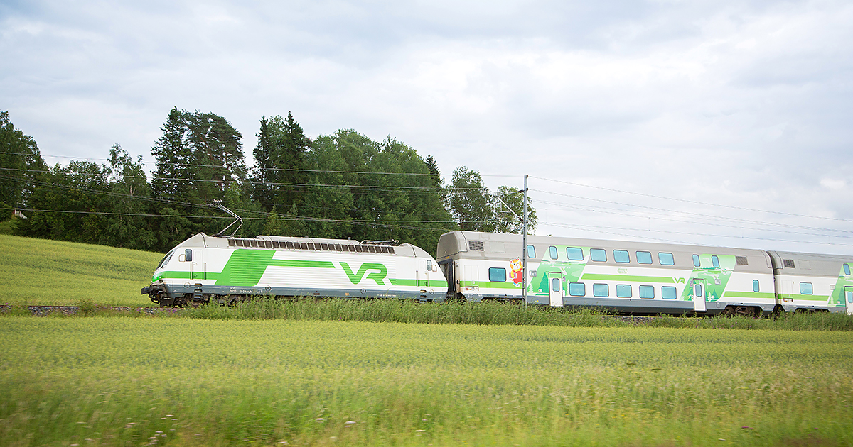 VR:n juna peltojen keskellä (Kuva: Juha Tuomi/Rodeo)