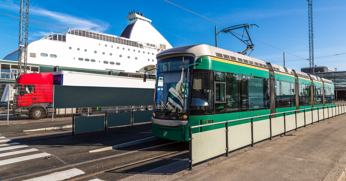 En spårvagn och ett fartyg i Helsingfors (Foto: Shutterstock)