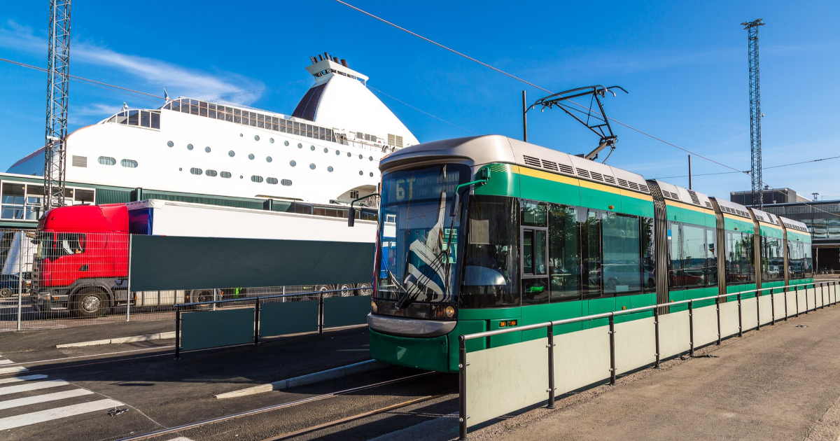 Raitiovaunu ja laiva Helsingissä (Kuva: Shutterstock)