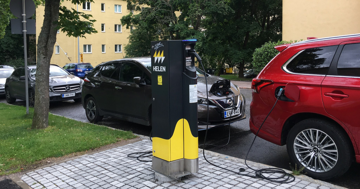 Sähköautot latauksessa Meilahdessa 2020 (Kuva: LVM)