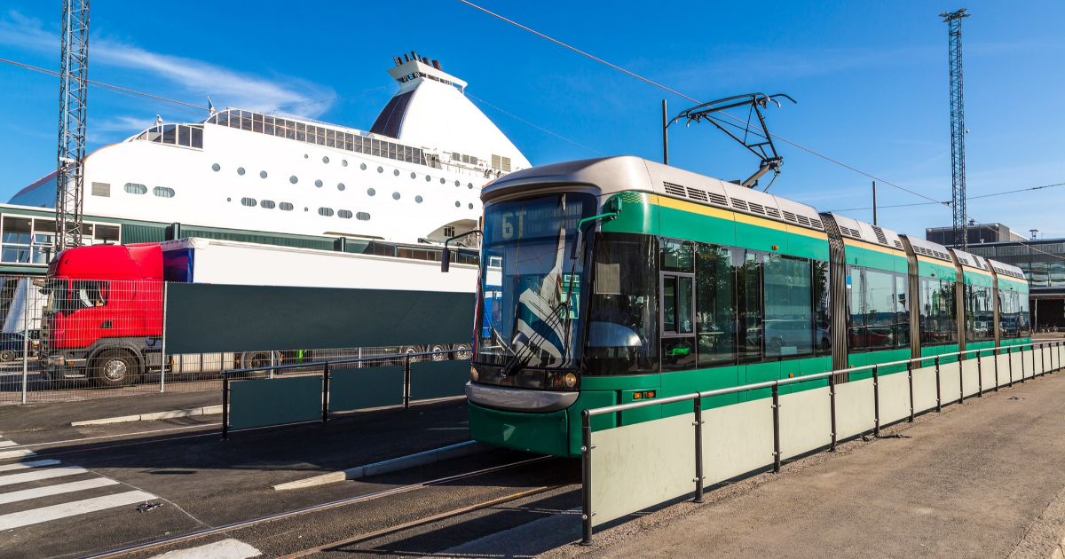 En spårvagn och ett fartyg i Helsingfors (Foto: Shutterstock)