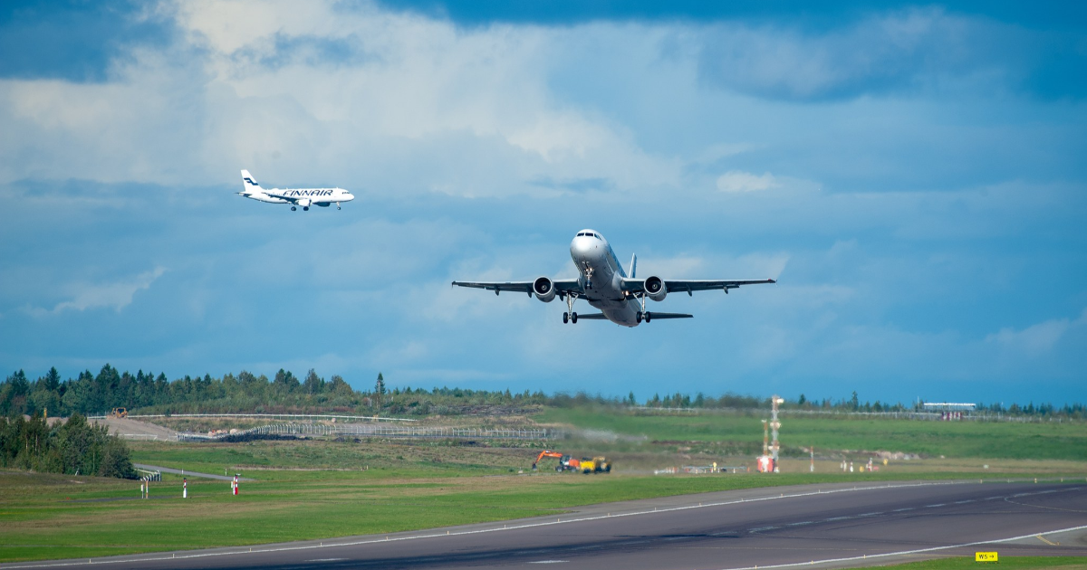 Lentokone laskeutuu Helsinki-Vantaan lentoasemall (Kuva: VALAMO Studio/Shutterstock)