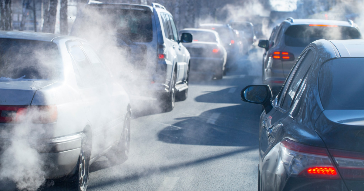 Cars queuing on the road, exhaust emissions (Photo: Shutterstock)