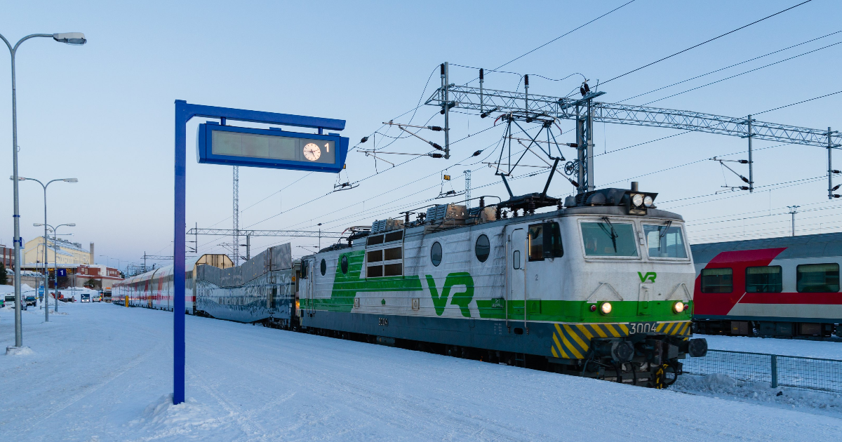 Juna Rovaniemen rautatieasemalla (Kuva: Roman Vukolov / Shutterstock)