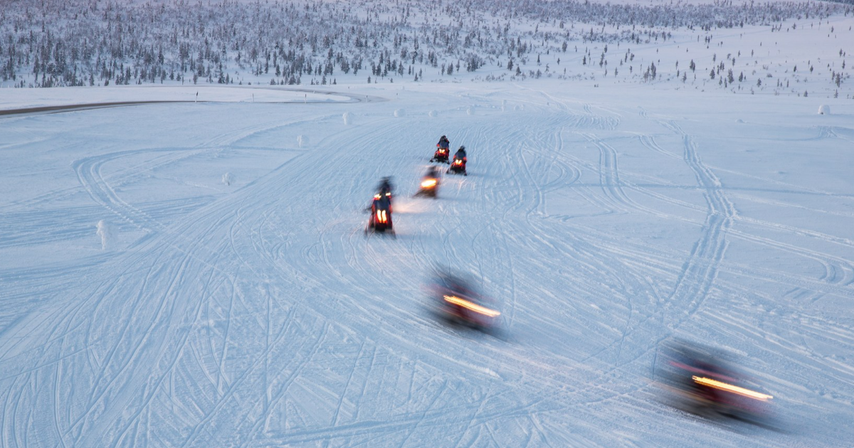 Snöskotrar på isen i Lappland (Bild: Shutterstock)