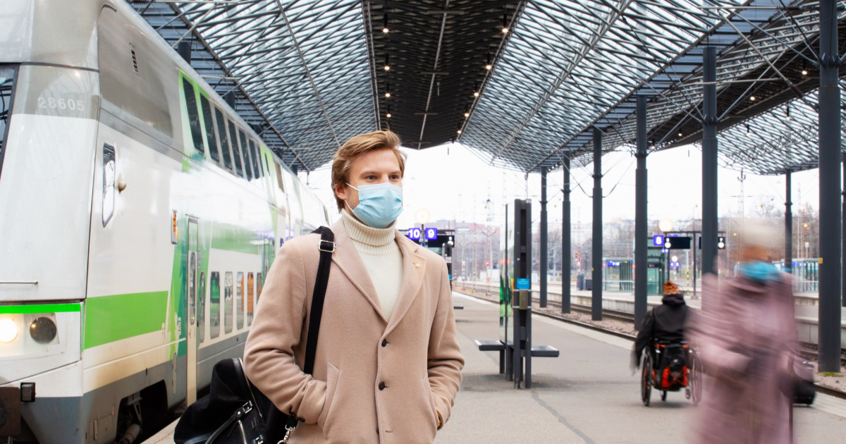 A man at the train station with a mask on his face (Photo: Katri Lehtola/Keksi)