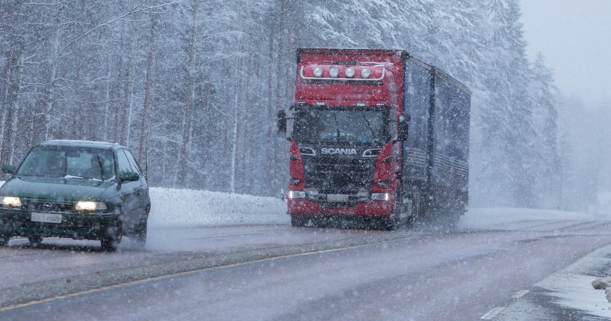 Henkilöauto ja rekka talvisella tiellä (Kuva: Juha Tuomi)