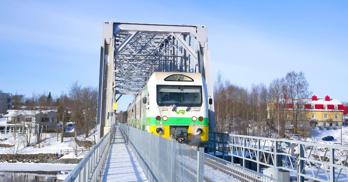 Tåg på järnvägsbron i Savonlinna (Bild: Viktor karasev /Shutterstock)