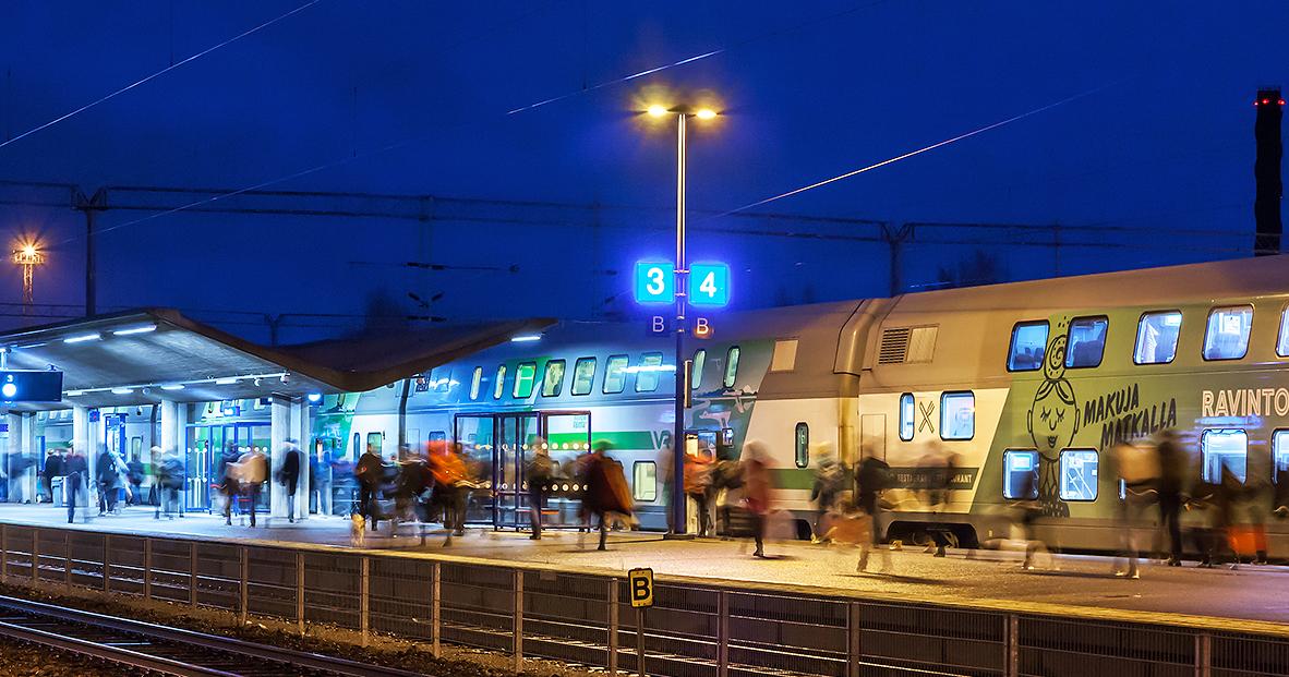 Juna ja ihmisiä Kouvolan asemalla. (Kuva: Elena Noeva / Shutterstock)