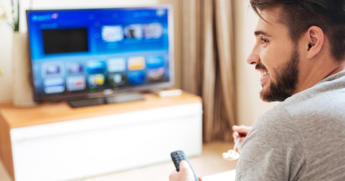 Mies katsoo kotona televeisiota (Kuva: Shutterstock)