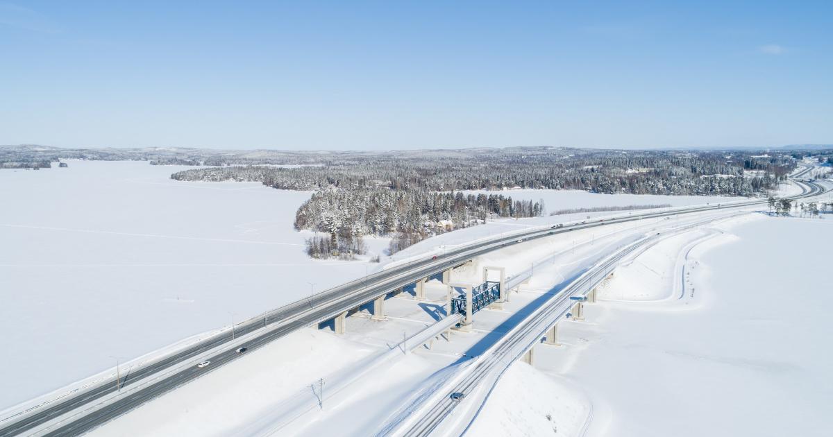 Talvinen rautatie ja tie. (Kuva: Juha Tuomi/Rodeo)