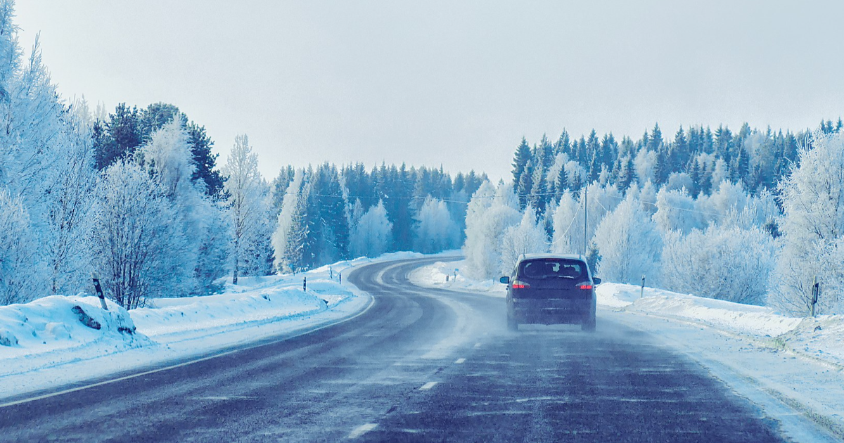 Auto talvisella tiellä (Kuva: Shutterstock)
