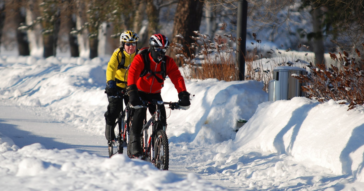 Tandempyöräilijät talvella Oulussa. (Kuva: MBNEWS/Shutterstock)