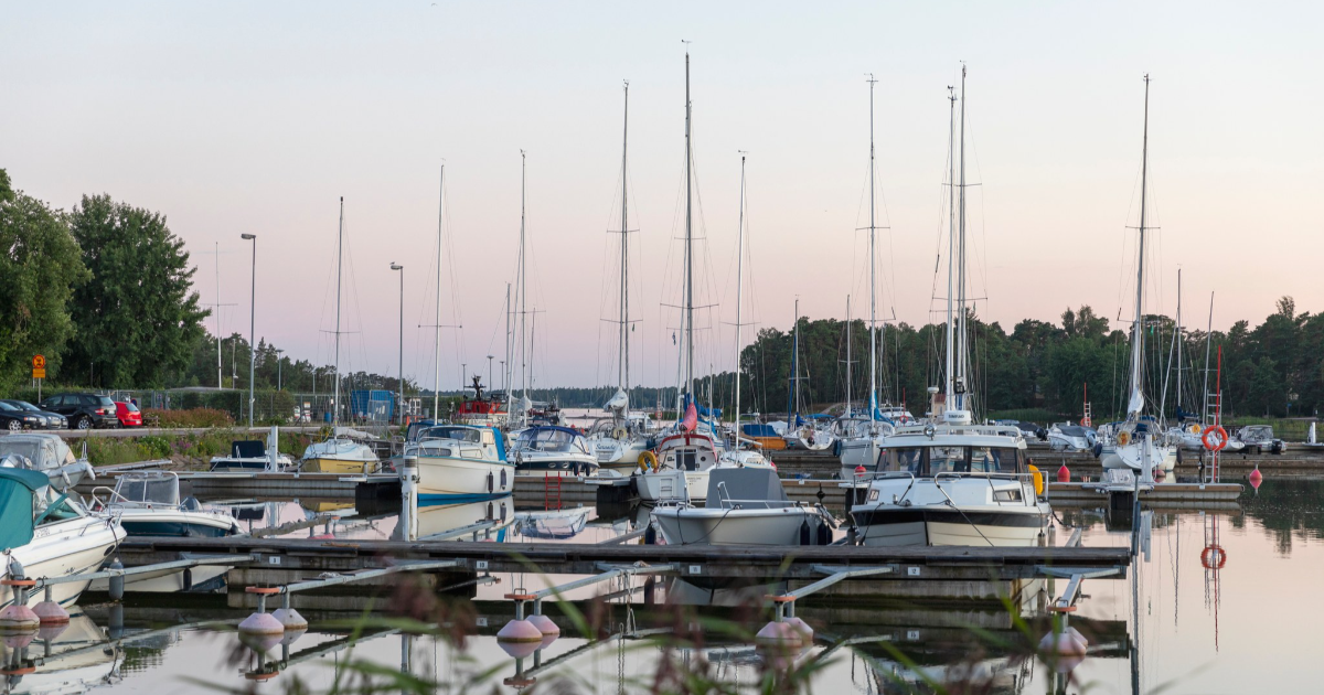 Båtar vid hamn i Esbo. (Foto: Ilari Nackel / Shutterstock)