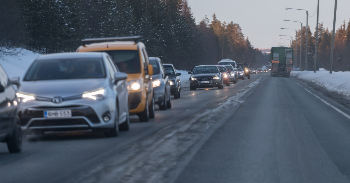 Autot jonossa talvisella tiellä (Kuva: Juha Tuomi/Rodeo)