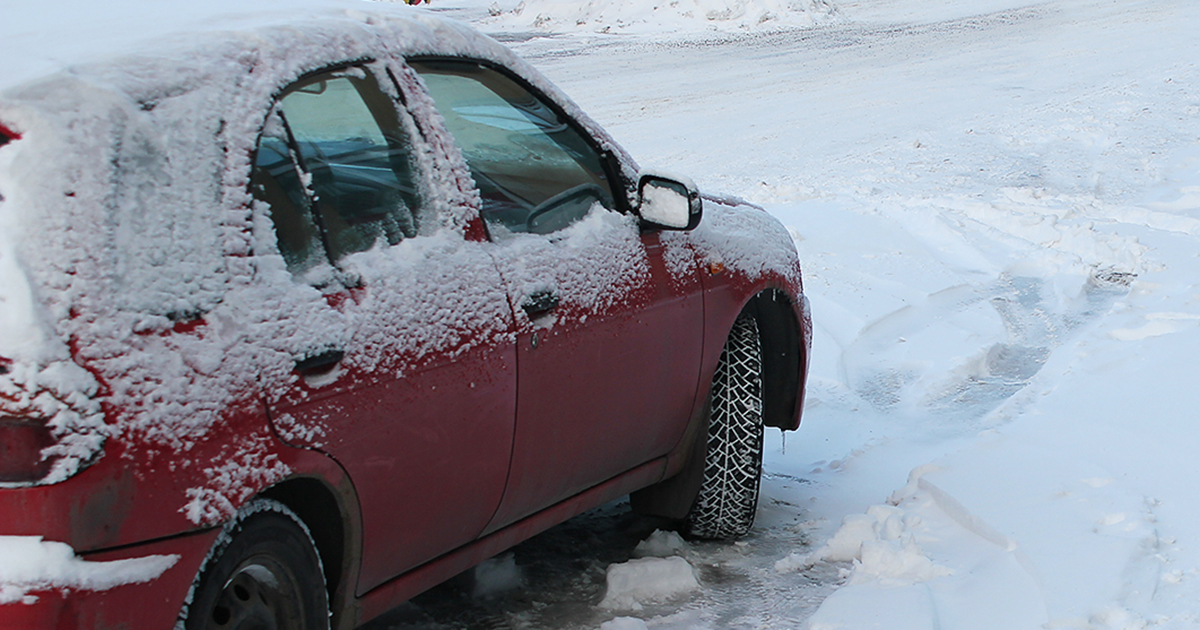 Luminen auto parkissa. (Kuva: Harry Hykko / Shutterstock)
