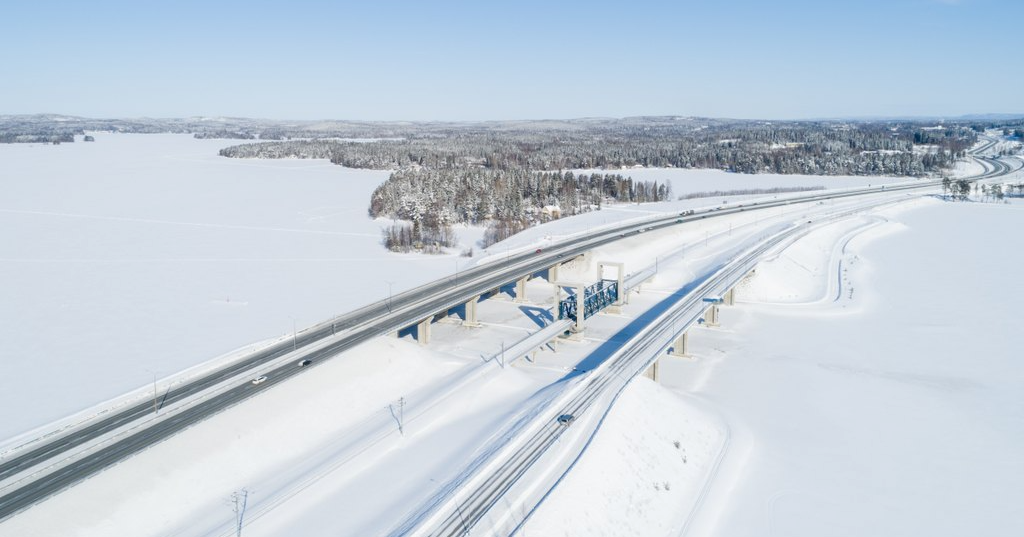 Tie ja rautatie talvisessa ilmakuvassa (Kuva: Juha Tuomi / Rodeo)