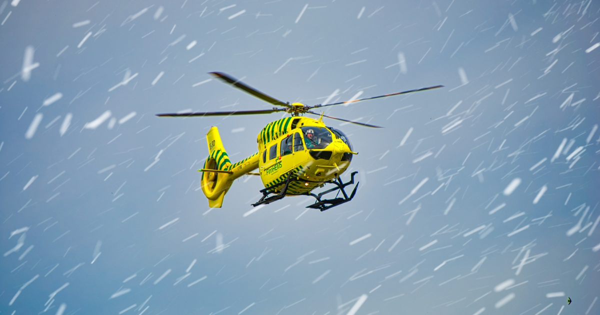 Pelastushelikopteri lentää myrskyssä. (Kuva: Eeli Purola / Shutterstock)