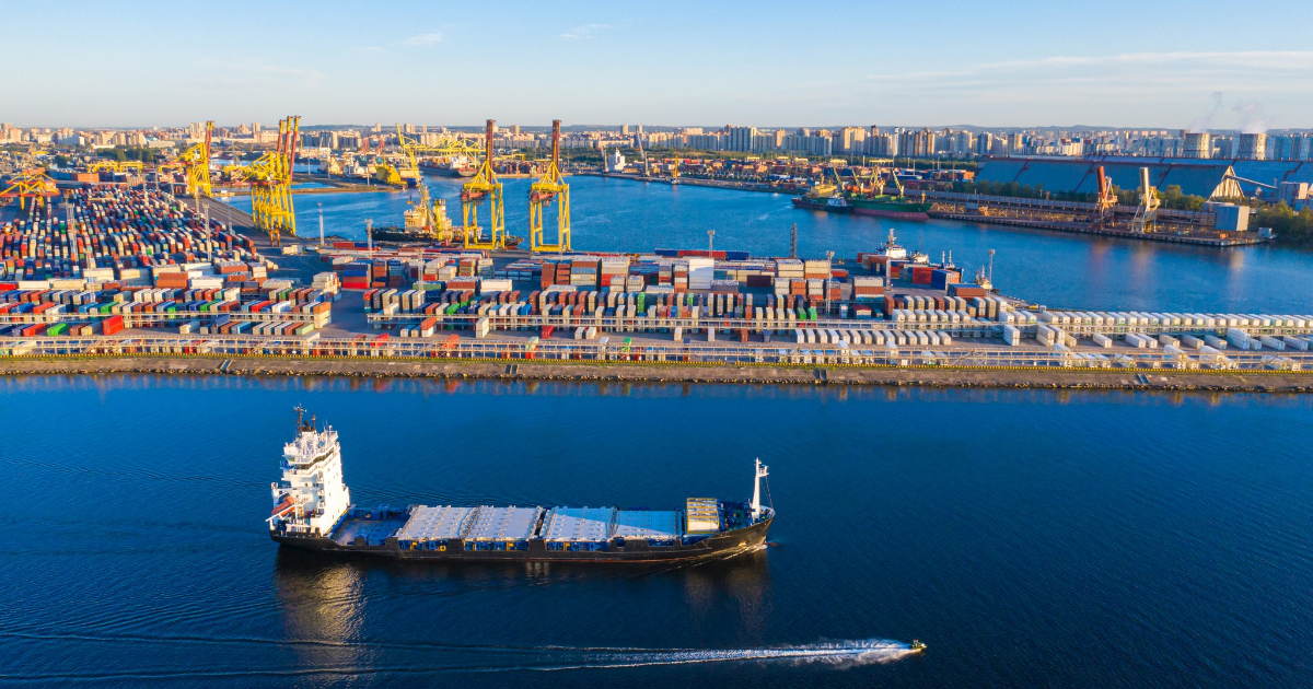 Lastfartyg i Helsingfors (Bild: Shutterstock)
