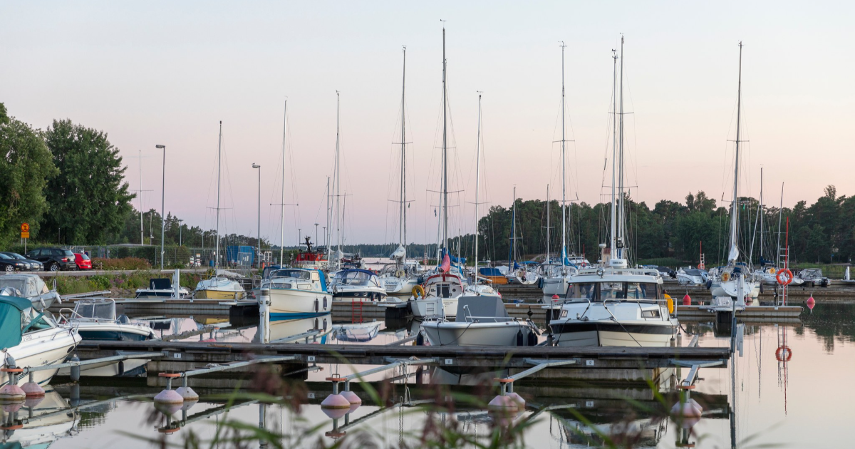 Båtar vid hamn i Esbo. (Foto: Ilari Nackel / Shutterstock)