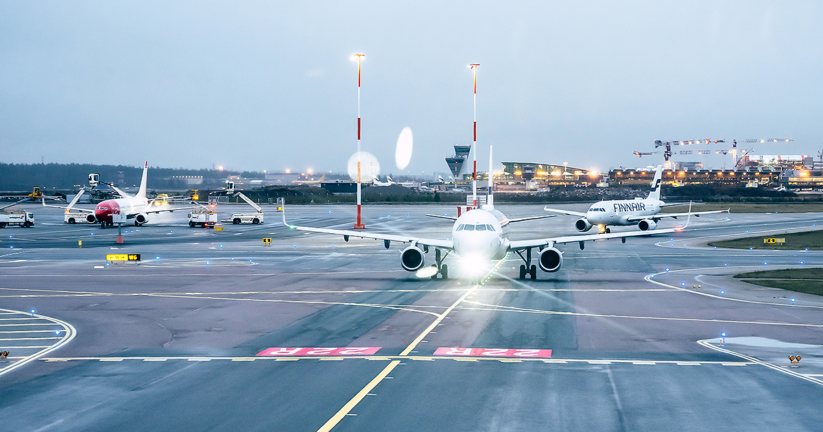 Startbana och flygplan pä Helsingfors-Vanda flygplats (Foto: Subodh Agnihotri / Shutterstock)