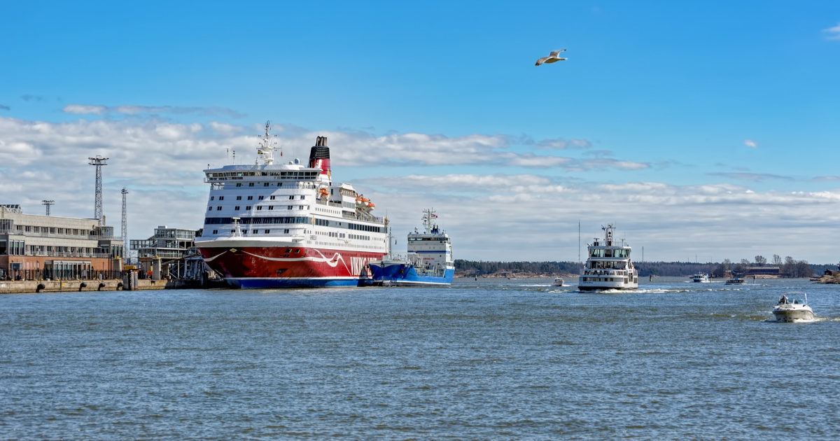 Ett fartyg och båtar i Helsingfors (Bild: Shutterstock)